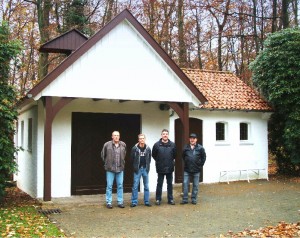 Helfer vor der Kapelle